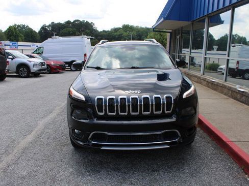 Used 2017 Jeep Cherokee Overland w/ Technology Group AWD/4WD image 2