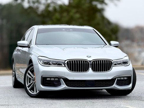 Used 2018 BMW 750i xDrive image 3
