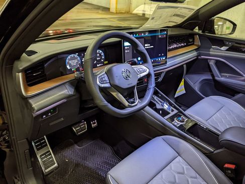 New 2026 Volkswagen Tiguan SEL R-Line AWD/4WD image 8