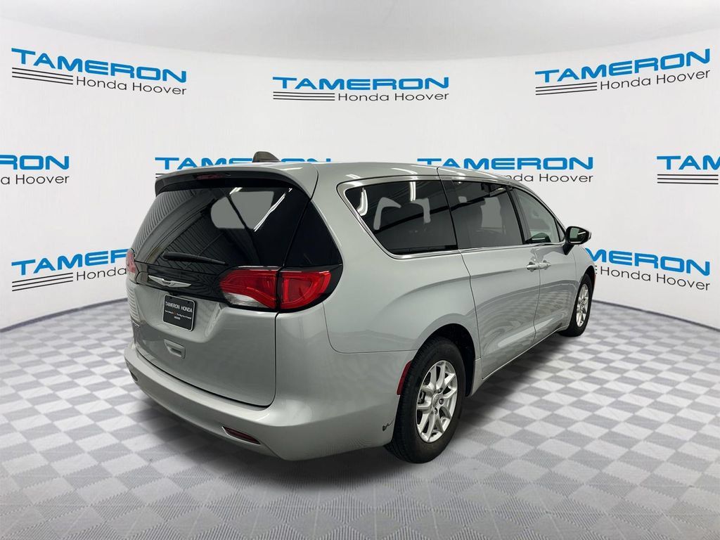Used 2023 Chrysler Voyager LX FWD image 5