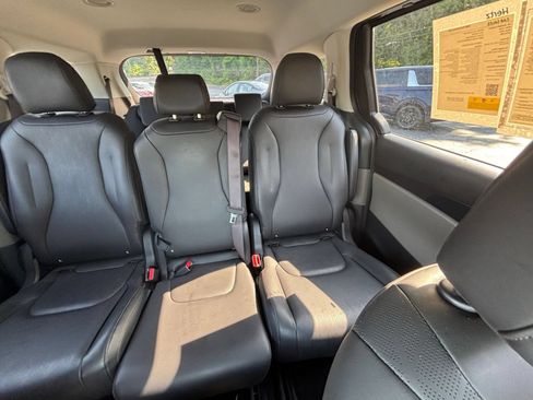 Used 2026 Kia Carnival FWD image 35