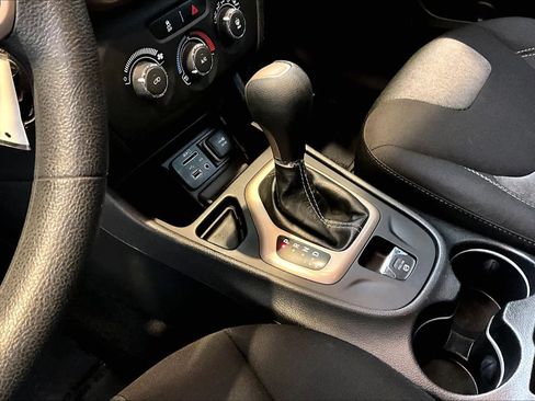 Used 2018 Jeep Cherokee Latitude FWD image 16