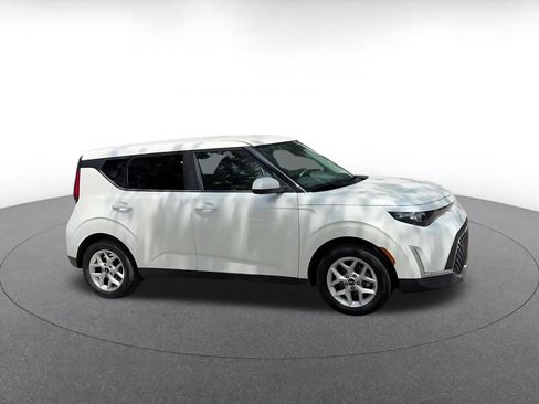 Used 2025 Kia Soul LX w/ LX Technology Package FWD image 2