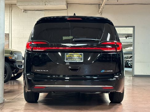 New 2026 Chrysler Pacifica Select image 4