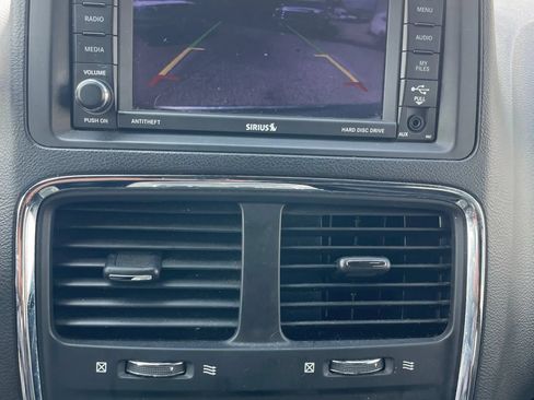 Used 2019 Dodge Grand Caravan SXT FWD image 24