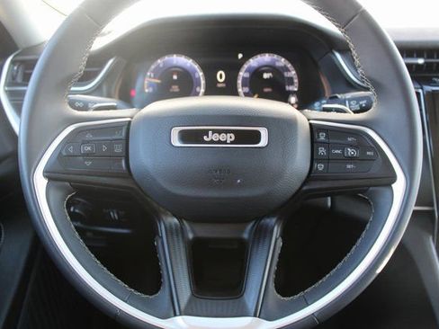 Used 2023 Jeep Grand Cherokee L Laredo image 10