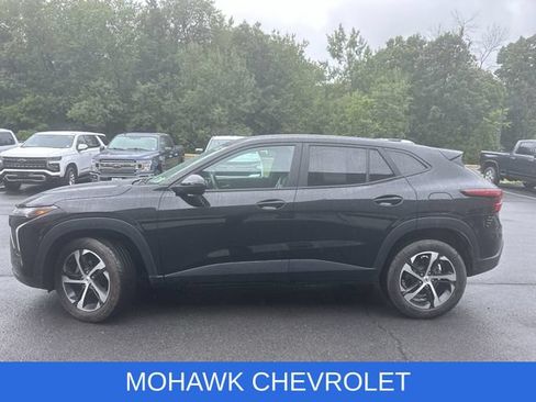 Used 2024 Chevrolet Trax RS w/ Driver Confidence Package FWD image 2
