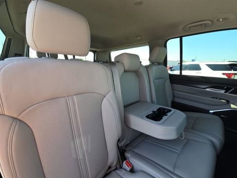 Used 2023 Jeep Wagoneer Series III w/ Preferred Equipment Group image 18