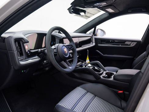 New 2026 Porsche Cayenne Coupe image 4