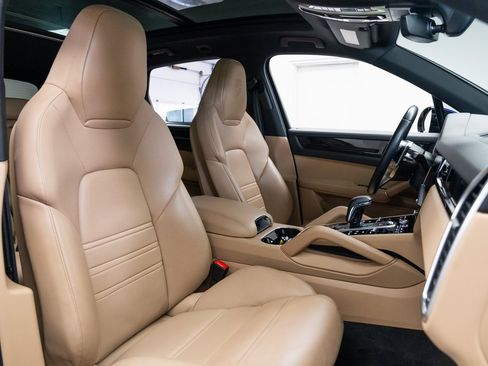 Used 2023 Porsche Cayenne image 25