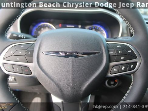 Used 2026 Chrysler Pacifica Select image 19