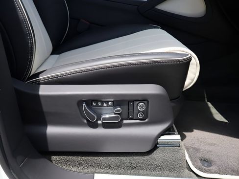Used 2021 Bentley Bentayga Plug-In Hybrid AWD/4WD image 12