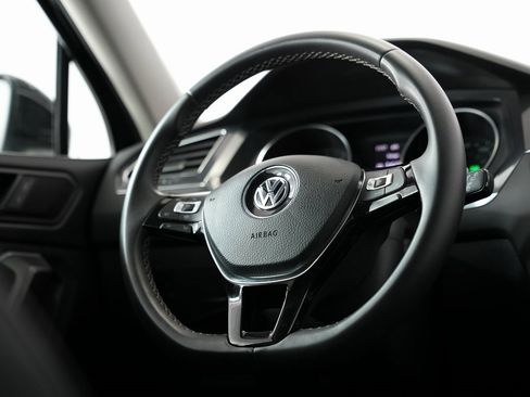 Used 2021 Volkswagen Tiguan SE w/ Panoramic Sunroof Package image 11