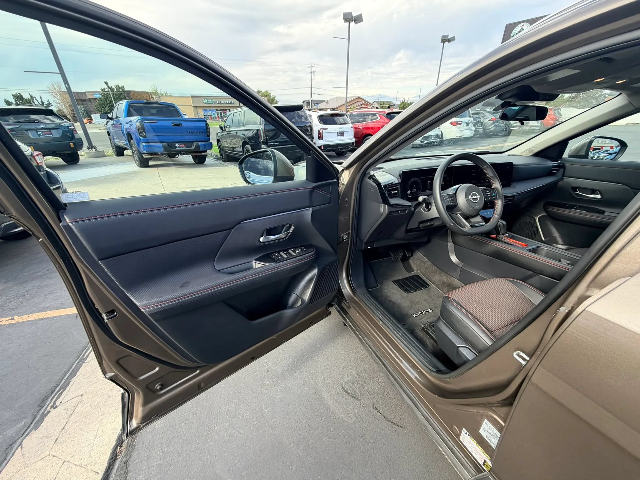 Used 2025 Nissan Kicks SR AWD/4WD image 9