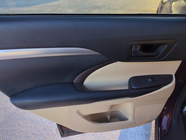 Used 2017 Toyota Highlander Plus w/ Carpet Mat Package AWD/4WD image 9