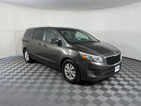 Used 2017 Kia Sedona LX w/ LX Essentials Premium Package FWD image 7