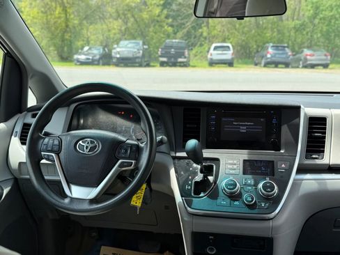 Used 2015 Toyota Sienna L FWD image 48