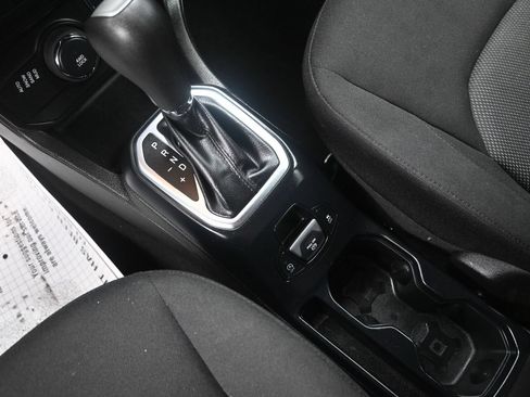 Used 2023 Jeep Renegade Latitude AWD/4WD image 21