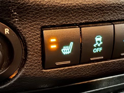 Used 2012 Jeep Wrangler Unlimited Rubicon w/ Connectivity Group image 33