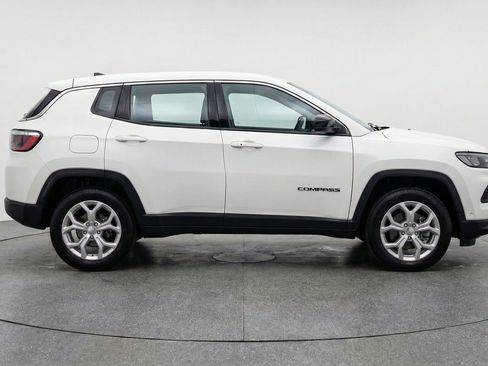 Used 2025 Jeep Compass Latitude AWD/4WD image 11