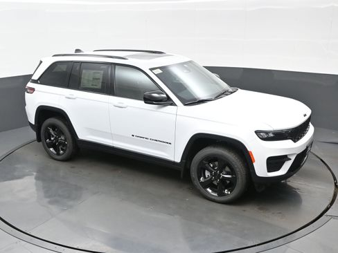 New 2025 Jeep Grand Cherokee Altitude AWD/4WD image 24