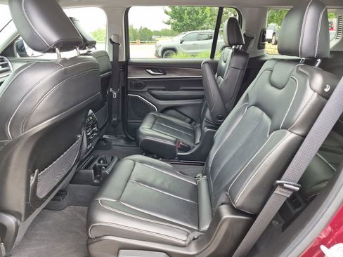 Used 2022 Jeep Grand Cherokee L Limited AWD/4WD image 32