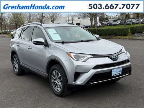 Used 2018 Toyota RAV4 LE image 1