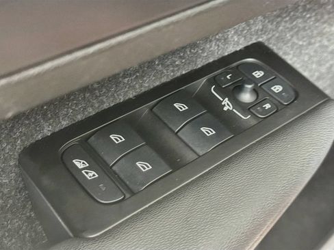 Used 2021 Volvo XC40 P8 Recharge w/ Advanced Package AWD/4WD image 16