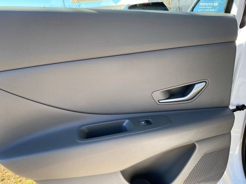 Certified 2024 Hyundai Elantra SE FWD image 30
