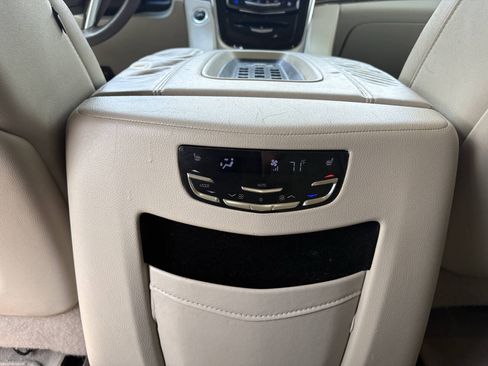 Used 2017 Cadillac Escalade Luxury AWD/4WD image 30