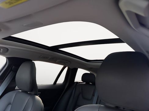 Used 2025 Volvo V60 B5 Cross Country Plus image 19