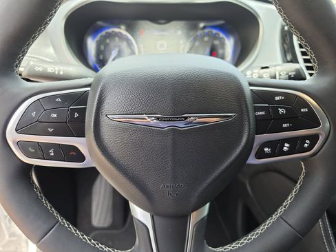 Certified 2026 Chrysler Pacifica Limited FWD image 31