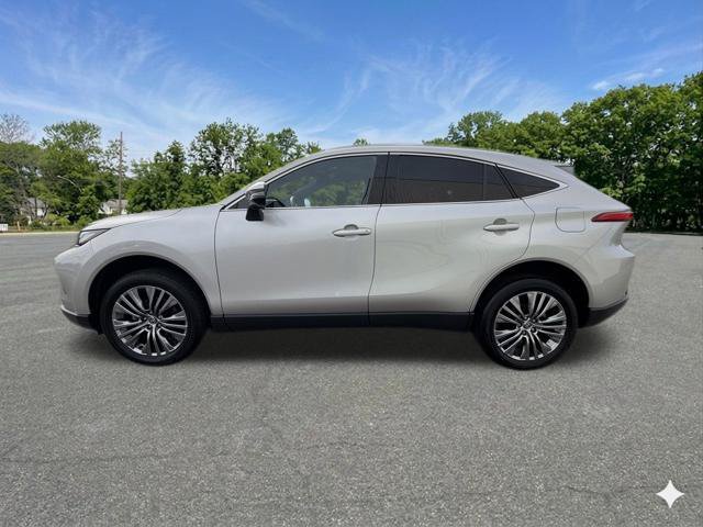 Used 2024 Toyota Venza XLE AWD/4WD image 5