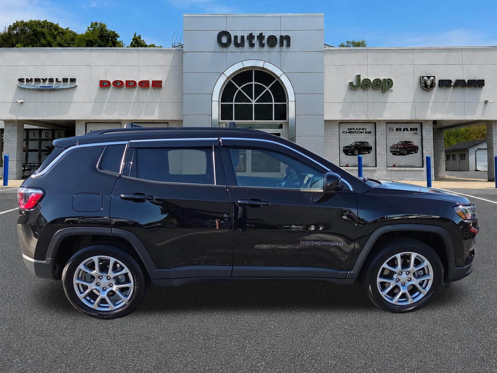 Certified 2024 Jeep Compass Latitude AWD/4WD image 2