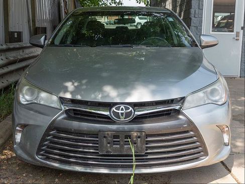 Used 2016 Toyota Camry LE FWD image 3