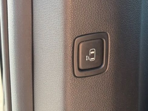 Used 2022 Kia Carnival LX FWD image 18