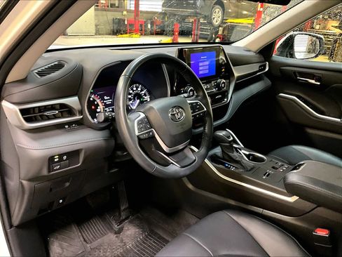 Used 2023 Toyota Highlander XLE image 8
