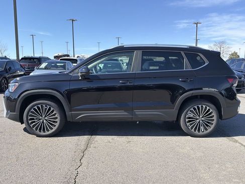 New 2026 Volkswagen Taos SE image 2