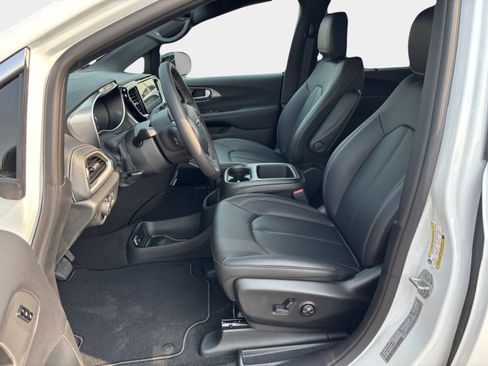 New 2025 Chrysler Pacifica Select FWD image 9