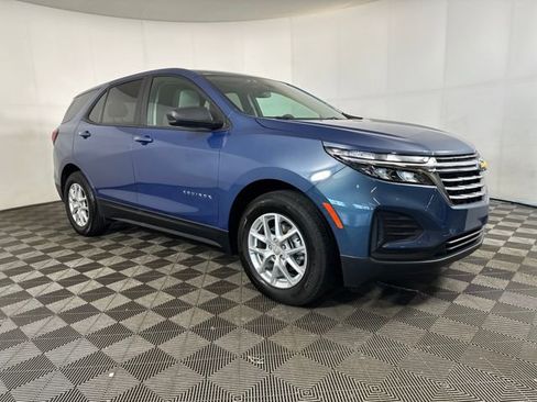 Used 2024 Chevrolet Equinox LS w/ LS Convenience Package image 2