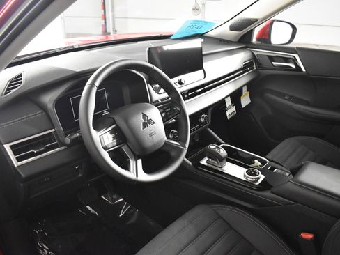 Used 2025 Mitsubishi Outlander SE image 2