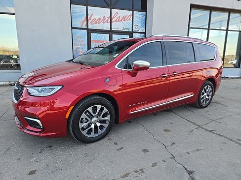 Used 2024 Chrysler Pacifica Pinnacle image 3