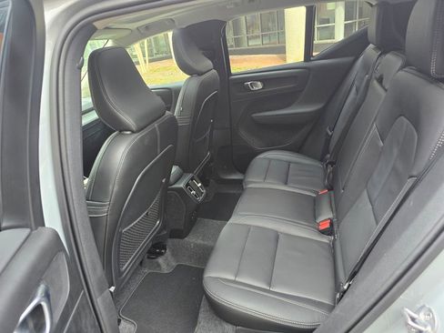 Used 2025 Volvo XC40 B5 Plus image 12