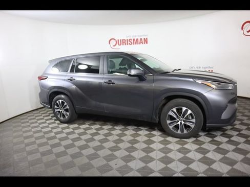Used 2024 Toyota Highlander XLE FWD image 22
