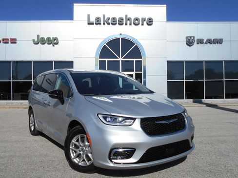 Used 2024 Chrysler Pacifica Touring-L FWD image 2