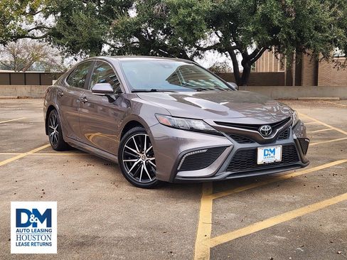 Used 2023 Toyota Camry SE image 1