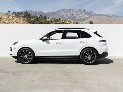 Certified 2025 Porsche Cayenne image 2