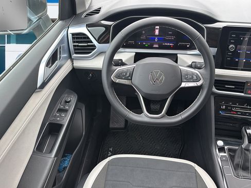 New 2026 Volkswagen Taos SE FWD image 18