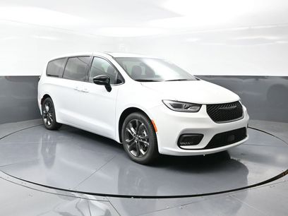 New 2026 Chrysler Pacifica Select