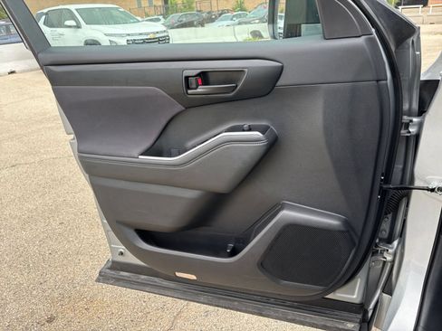 Used 2025 Toyota Highlander LE FWD image 18